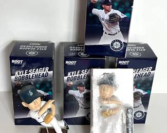 22 FourMarinersKyleSeagerBobbleHeadFigurinesandSouvenirMug