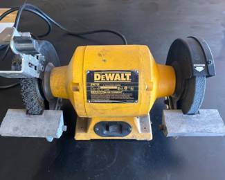 20 DewaltDW7566CordedHeavyDutyCastIronBenchGrinder