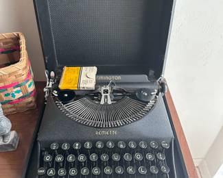 Antique Remington Typewriter
Requires no Batteries