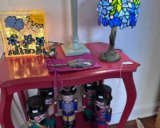 Small stained glass lamp
Hand painted glass novelty lamp