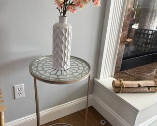 TABLE AND DECOR