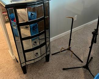 MIRROR CHEST / GUITAR HOLDER & MIC STAND