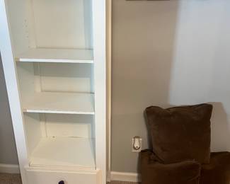 PILLOWS & BOOKSHELF W/ DRAWER
