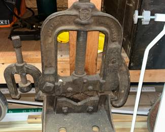 PIPE VISE