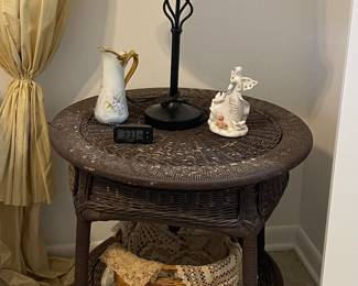WICKER ACCENT TABLE, DECORATOR LAMP
