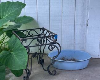 WROUGHT IRON ACCENT TABLE WITHOUT TOP