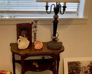 VINTAGE ACCENT TABLE, DECORATOR LAMP