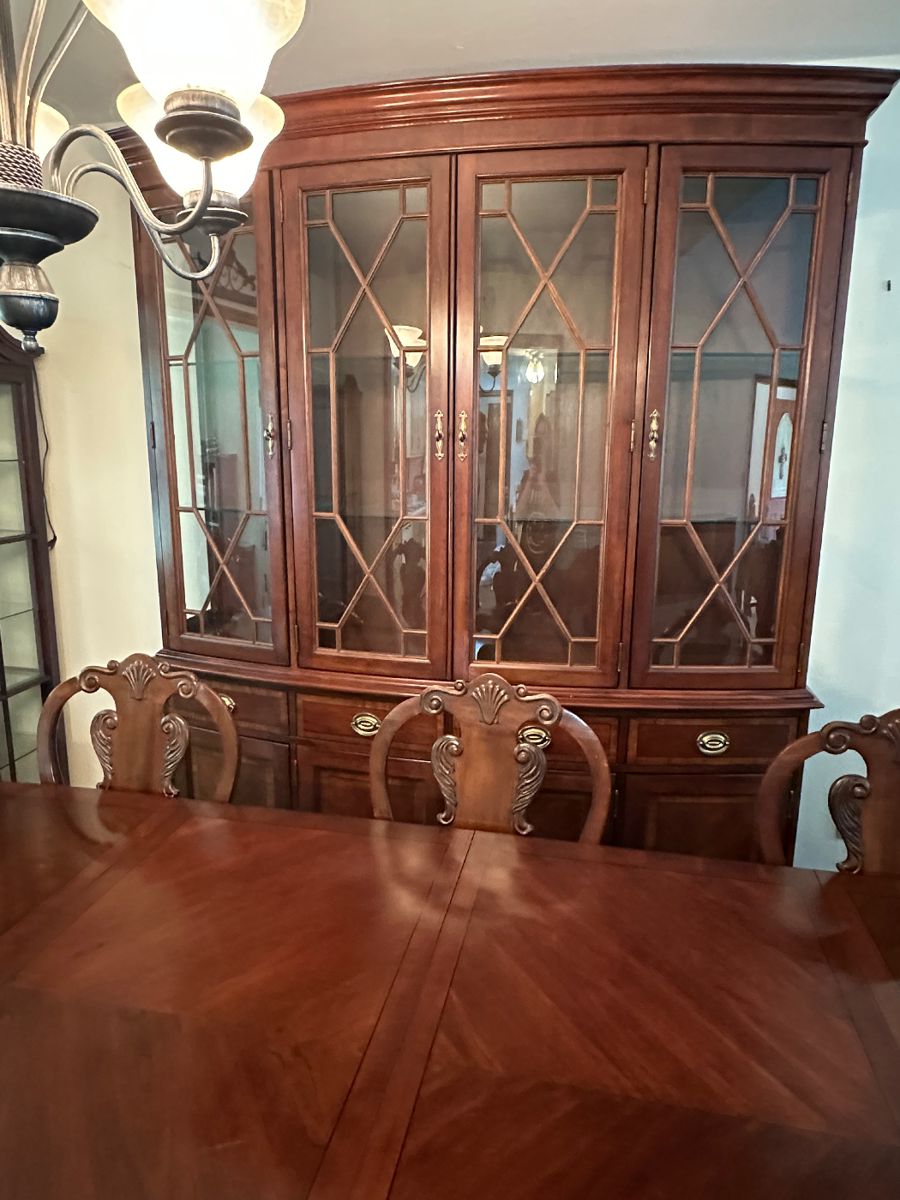 A beautiful Lexington Palmer estate collection table with 8 chairs 
Lighted curio and side server 
Excellent condition 
Table is about 9/10 feet long 