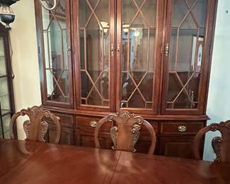 A beautiful Lexington Palmer estate collection table with 8 chairs
Lighted curio and side server
Excellent condition
Table is about 9/10 feet long