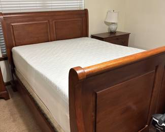 Queen sleigh bed