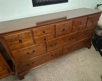 Dresser to queen size bedroom set
