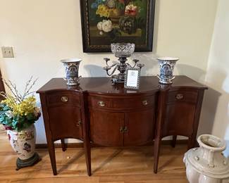 Console that matches dining table and China cabinet
Lexington
