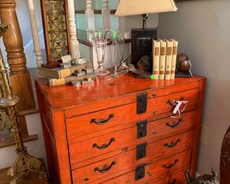 Chinese chest, jade lamp, etched bud vases