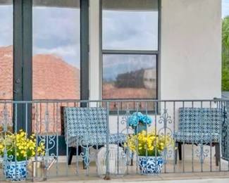 Patio chairs, planters