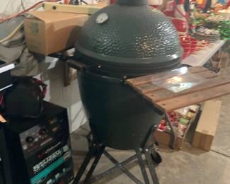 Treager Green Egg Smoker/grill