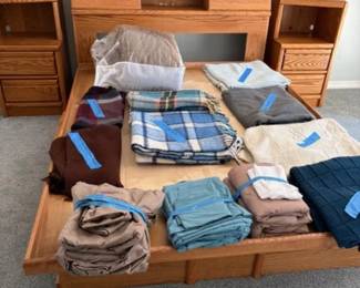 Queen platform bed; assorted linens