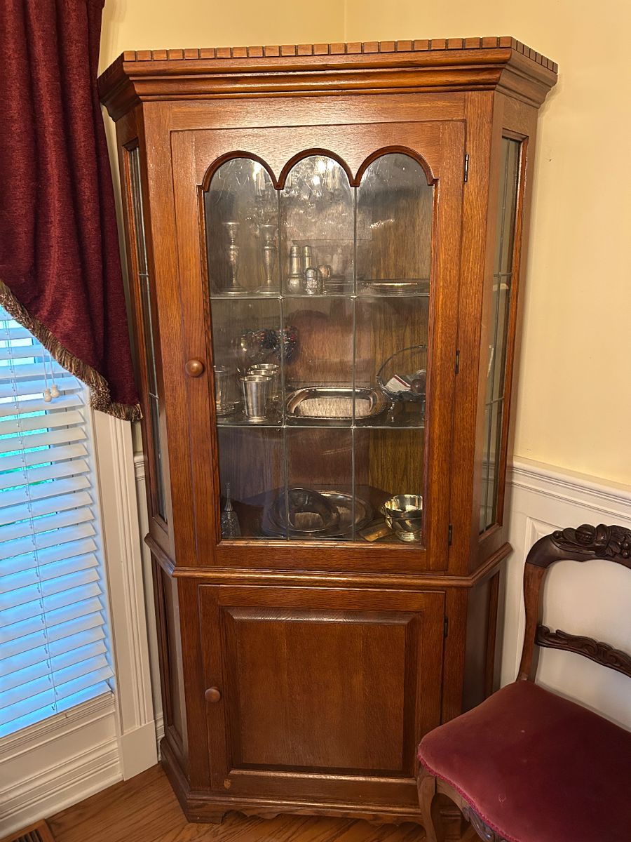Corner cabinet with leaded glass door