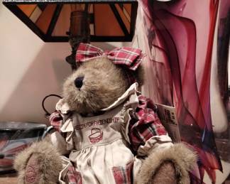 Small lamp, Boyd's bear and Karg art glass 