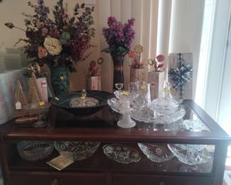Coffee table with glassware, pottery and arts and crafts