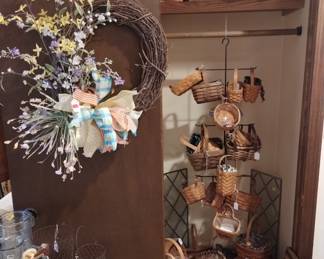 Baskets, games and wreaths, oh my!