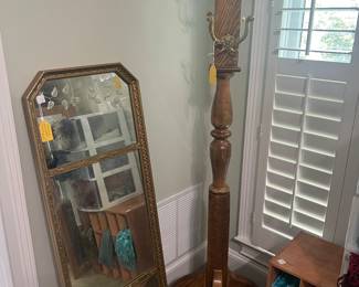 Antique mirror
Oak coat/hat rack