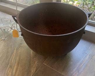 Cast iron pot
