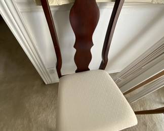 Bassett Queen Anne Solid Cherry - 2 end chairs, 4 chairs. Part of a full dining room set. Very Good Condition