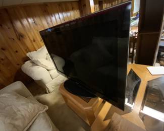 Variety of TVs and high quality furniture in good condition 