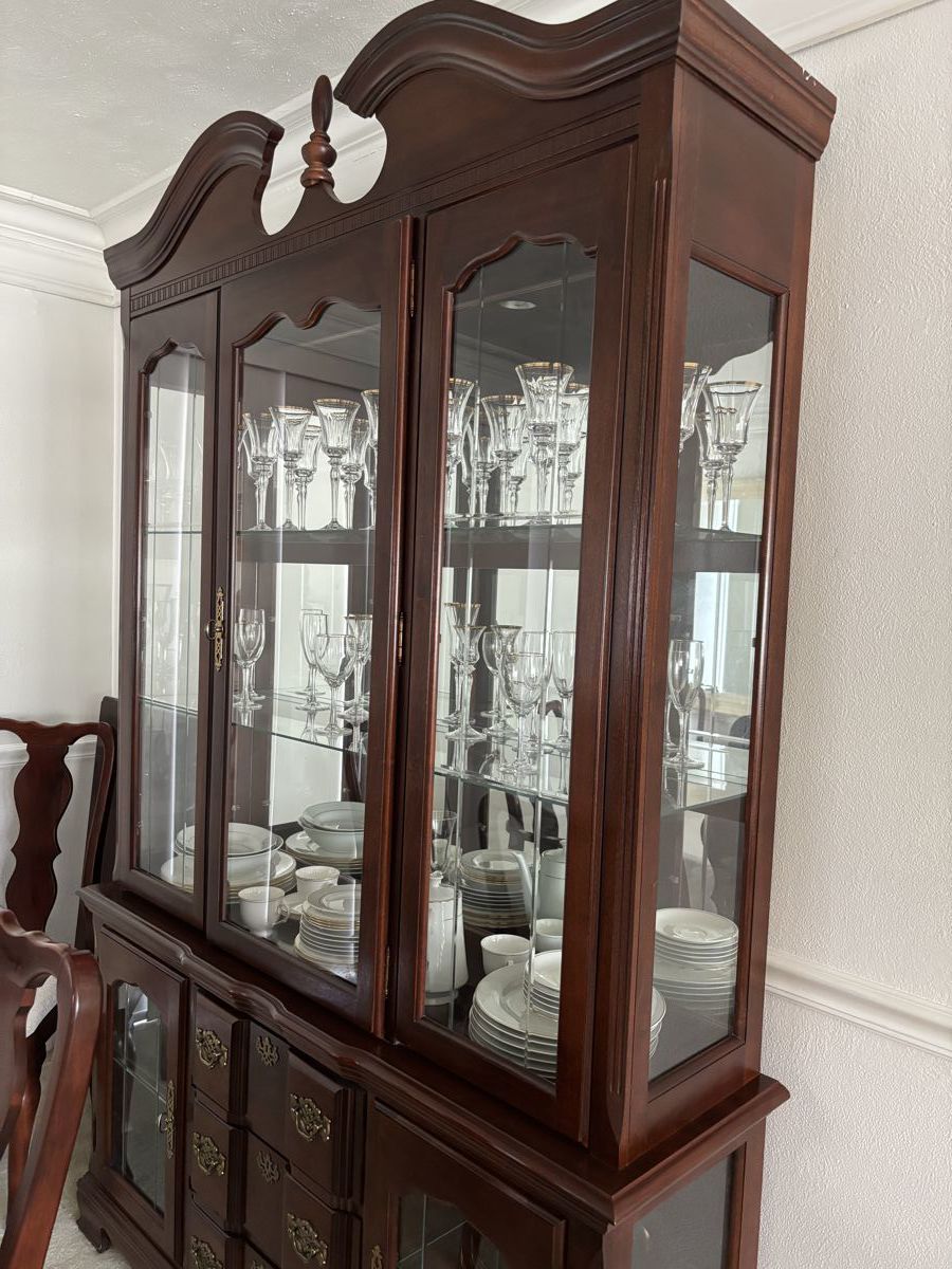 Bassett Queen Anne China Cabinet