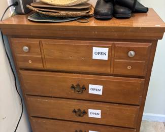 Dresser, Hats