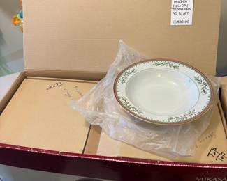 Mikasa Holiday Traditions 45 pc set