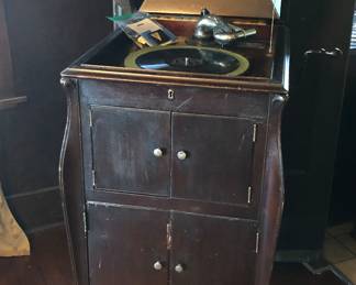 Antique Victor Talking Machine (cabinet Victrola), model XX-VI