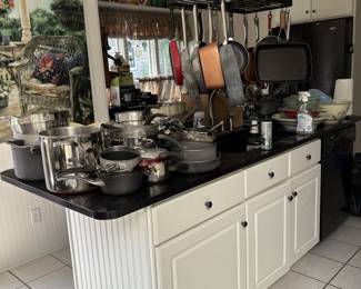 Miscellaneous kitchen pots/pans 