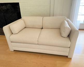 13 2CushionedLoveseatUpholsteredinLinenwSidePillows