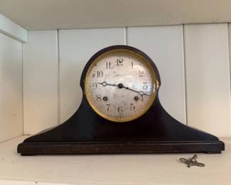 79 AntiqueAnsoniaMantelClockwKey