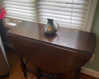 Oval dropleaf table$150