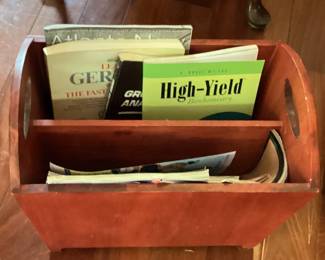 Wooden caddy for magazines