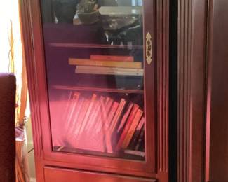 Display case with 2 bottom drawers