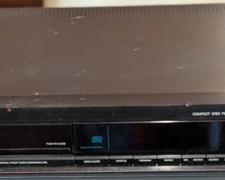Magnavox CDB 582 CD Player