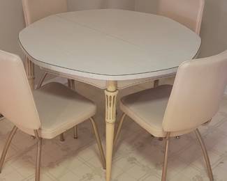 Walter Of Wabash MCM Table set with 6 Chairs, Metal legs, Perfect condition! 41"Diameter 29" H. 2 leaves available