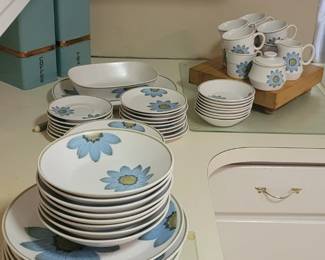 Noritake service for 8 includes sugar bowl, creamer, platter