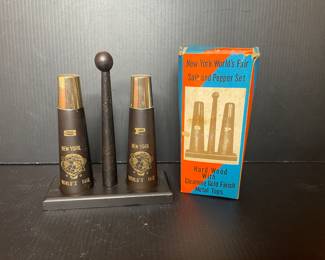 New York Worlds Fair Salt & Pepper vtg