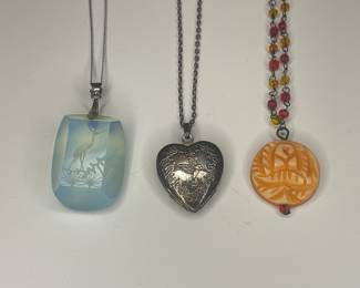 Pendant necklaces