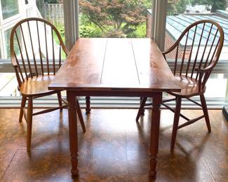 Vtg kitchen table with extensions and windsor style chairs