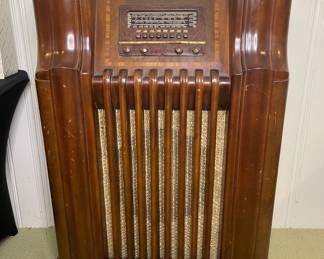 1941 Philco Model 41-290X console radio - solid maple