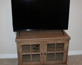 Ethan Allen Villa Single Base Cabinet with clear glass panel doors, "rye" finish