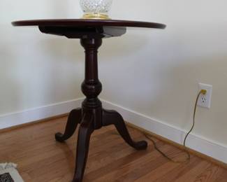 Pennsylvania House tilt top side / occasion table