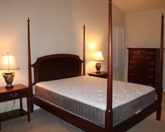 Henkel Harris queen poster bedframe (mattress not included)