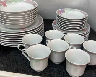 Eight Piece Setting Fine Bone Floral China Made In China