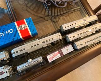 HO scale Burlington train cars